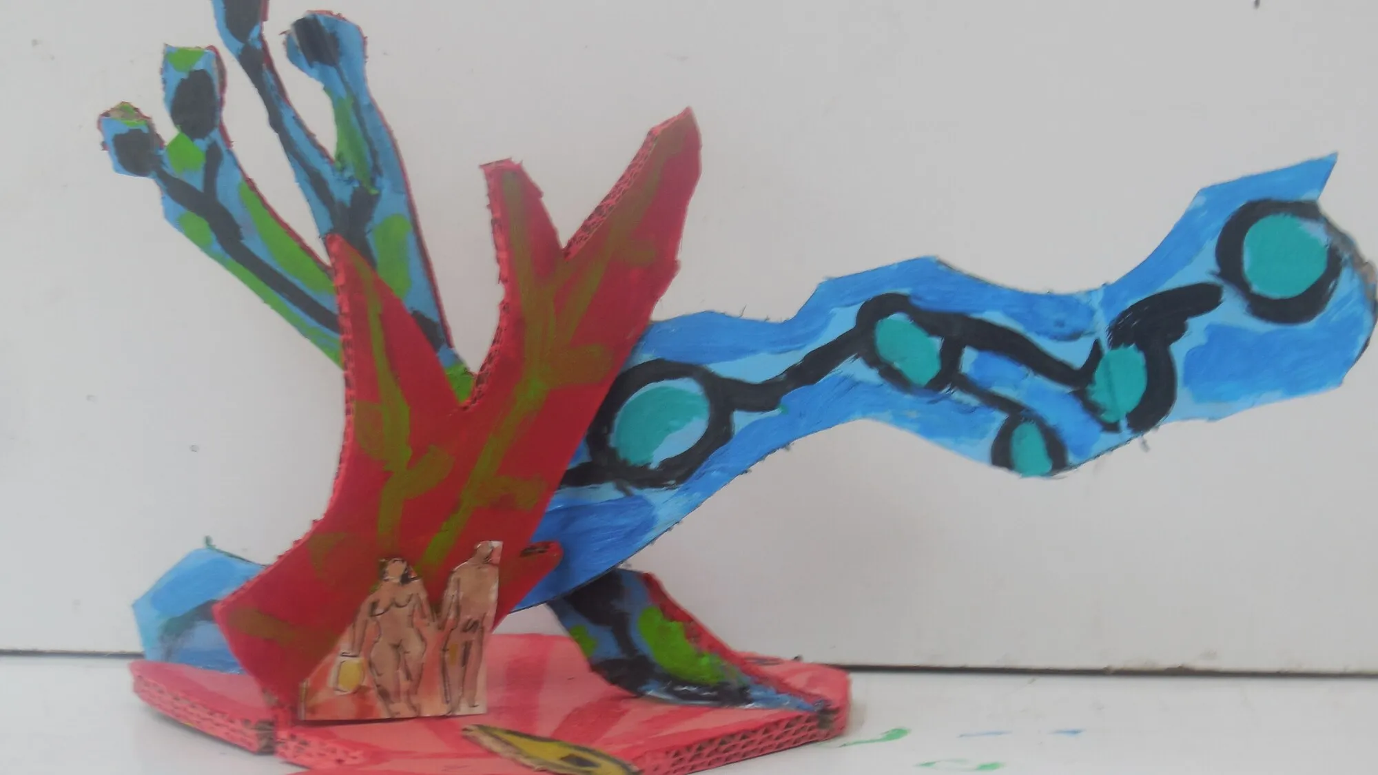 Sculpture en carton peint, corail rouge et branche bleue a ocelles turquoise sur socle rose, couple nu colle, oeuvre de Marc Sardina