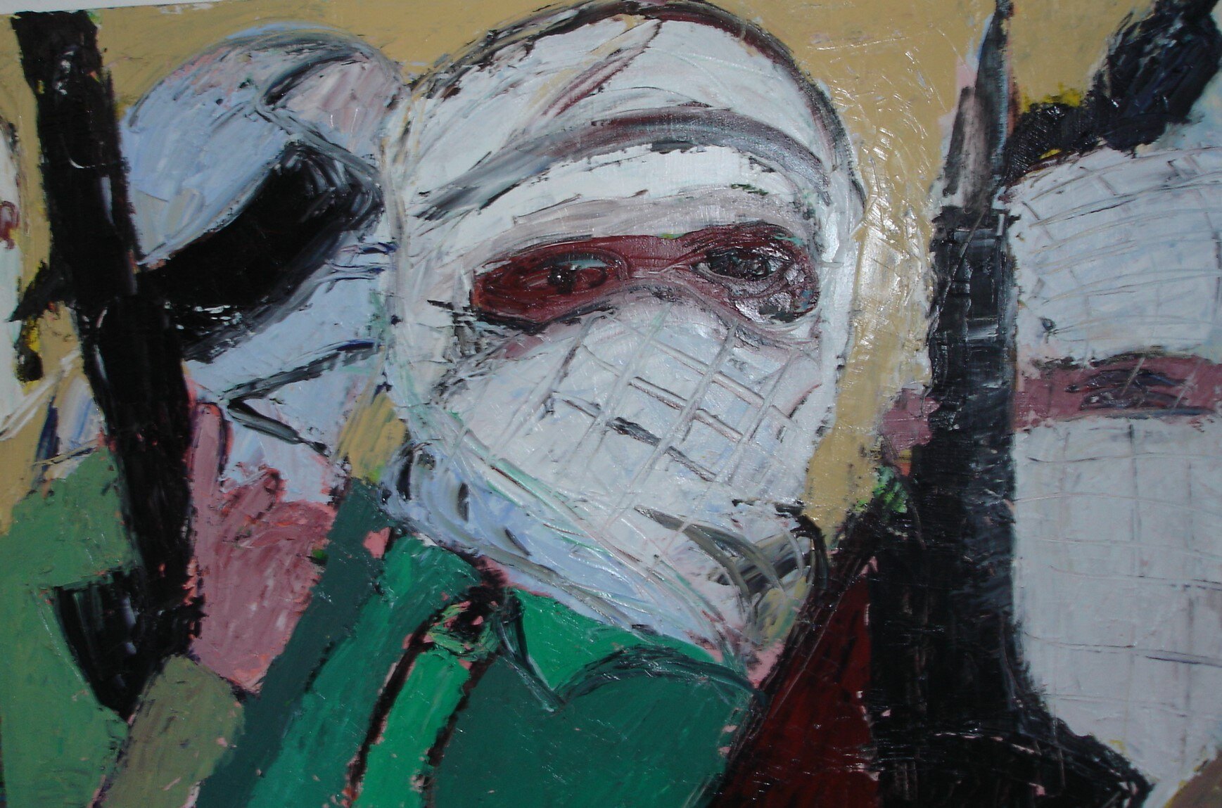 Trois tetes aux visages bandes de blanc, veste verte sur fond ocre, empatements epais, peinture de guerre de Marc Sardina