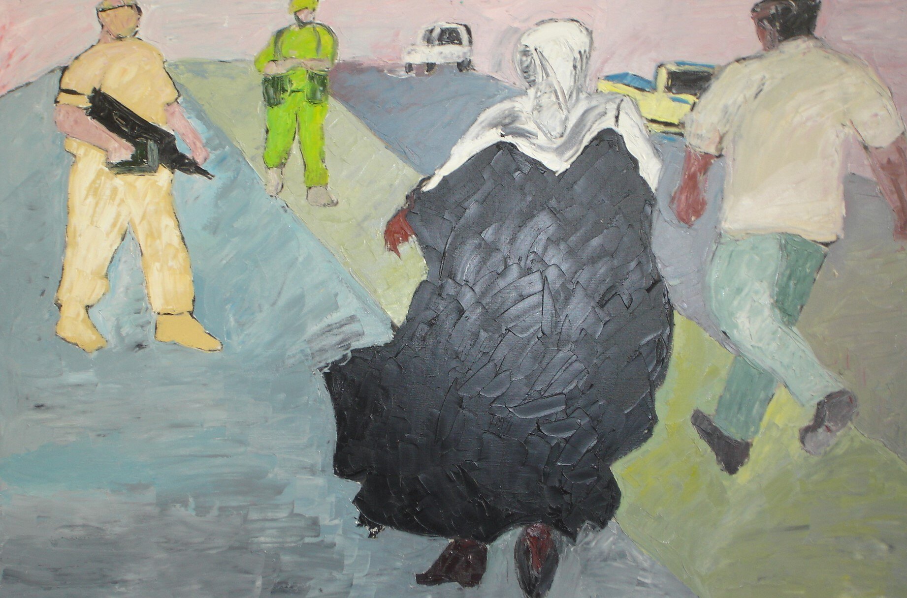 Femme en robe noire et voile blanc de dos entre deux soldats armes dans une rue grise sous un ciel rose, peinture de Marc Sardina
