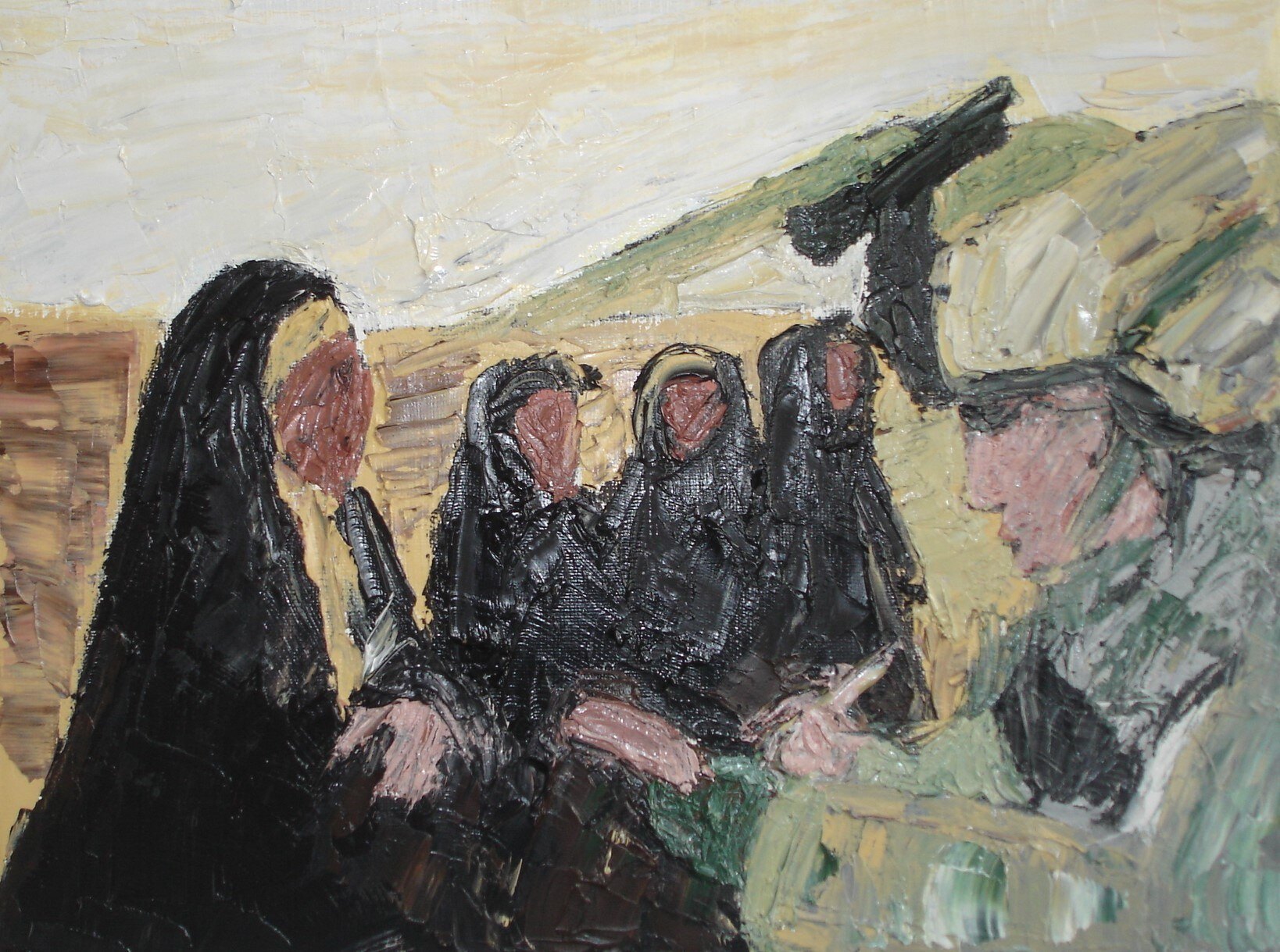Quatre femmes en voiles noirs devant un soldat casque de profil levant son arme, fond ocre et ciel blanc, peinture de Marc Sardina