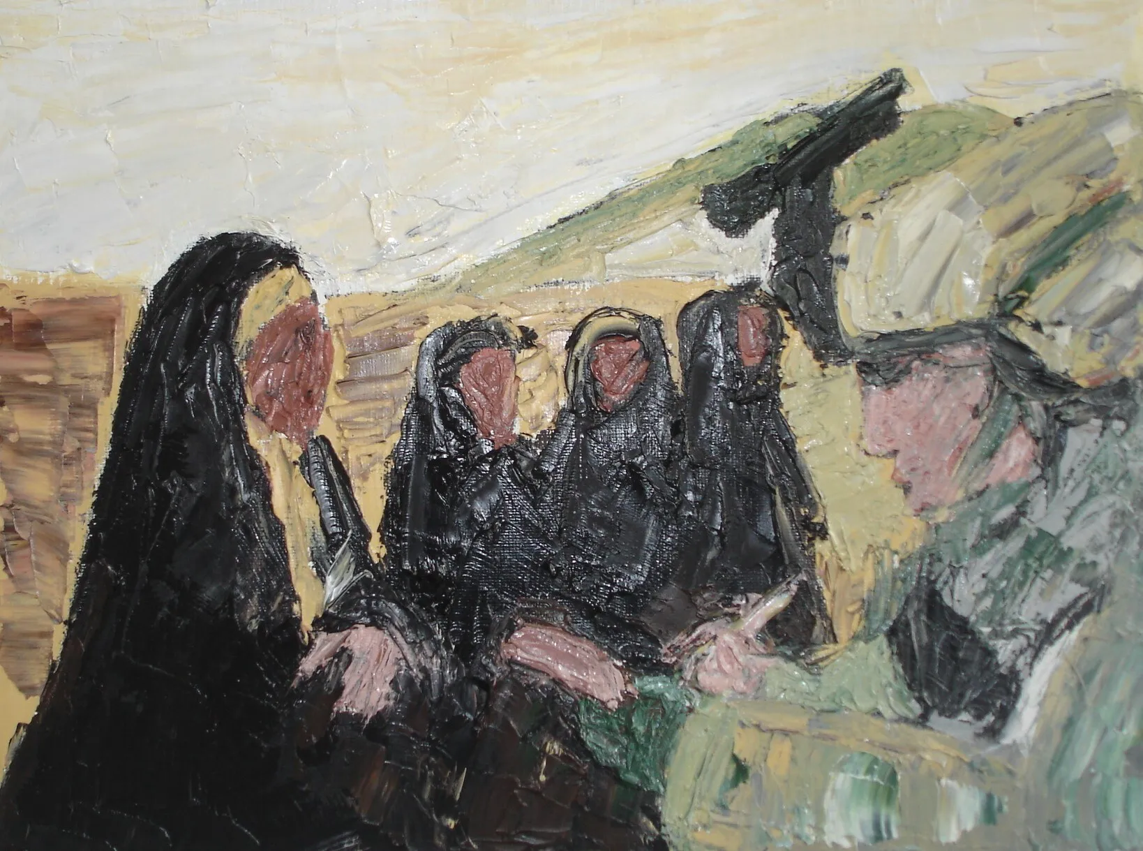 Quatre femmes en voiles noirs devant un soldat casque de profil levant son arme, fond ocre et ciel blanc, peinture de Marc Sardina