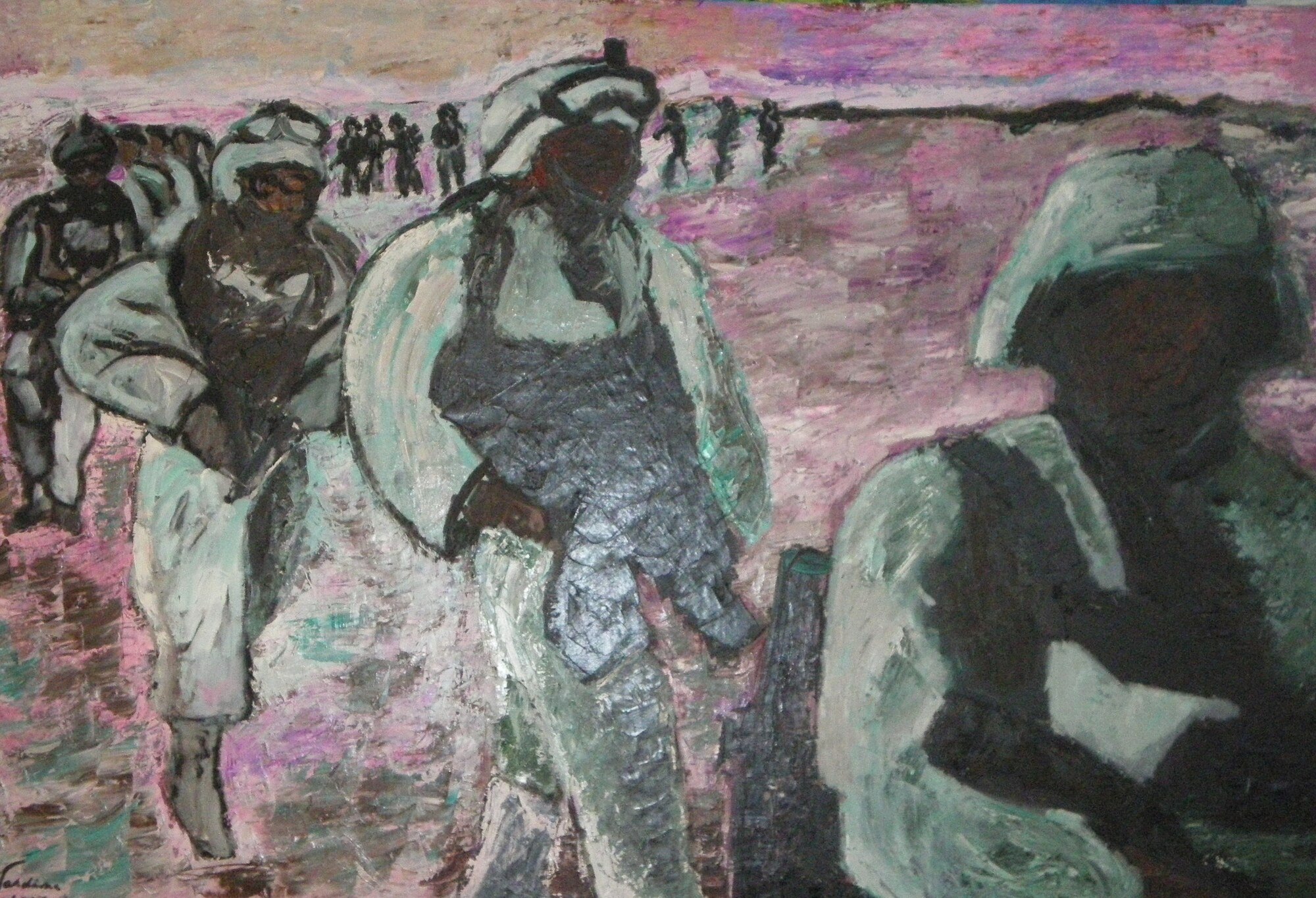 Colonne de soldats casques en gris vert traversant une plaine rose et mauve, silhouettes a l'horizon, peinture de Marc Sardina