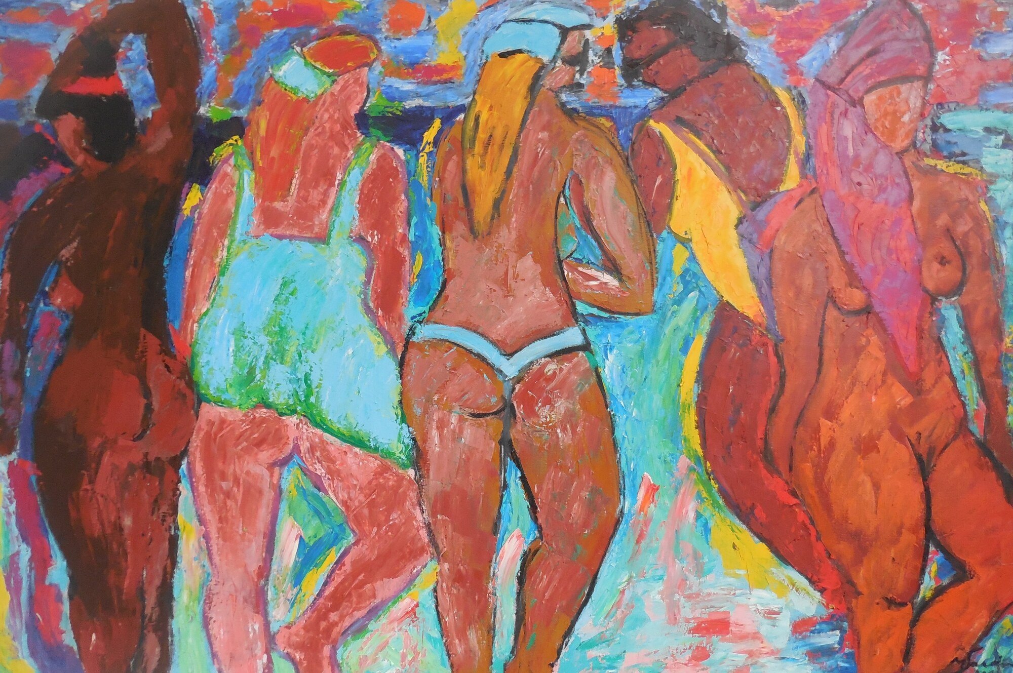 Cinq baigneuses de dos sur une plage, corps bruns et roses, ciel rouge et eau turquoise, peinture de Marc Sardina