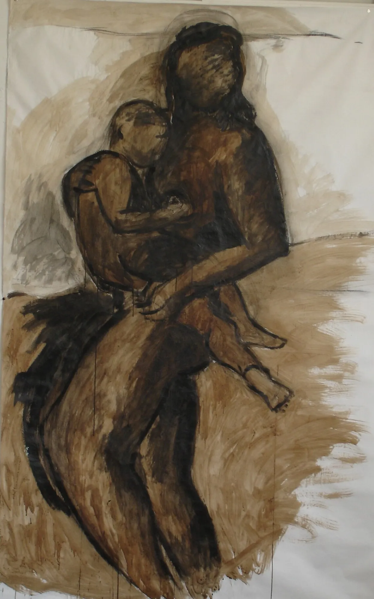 Femme assise tenant un enfant nu, lavis brun et noir sur fond ocre, peinture de Marc Sardina