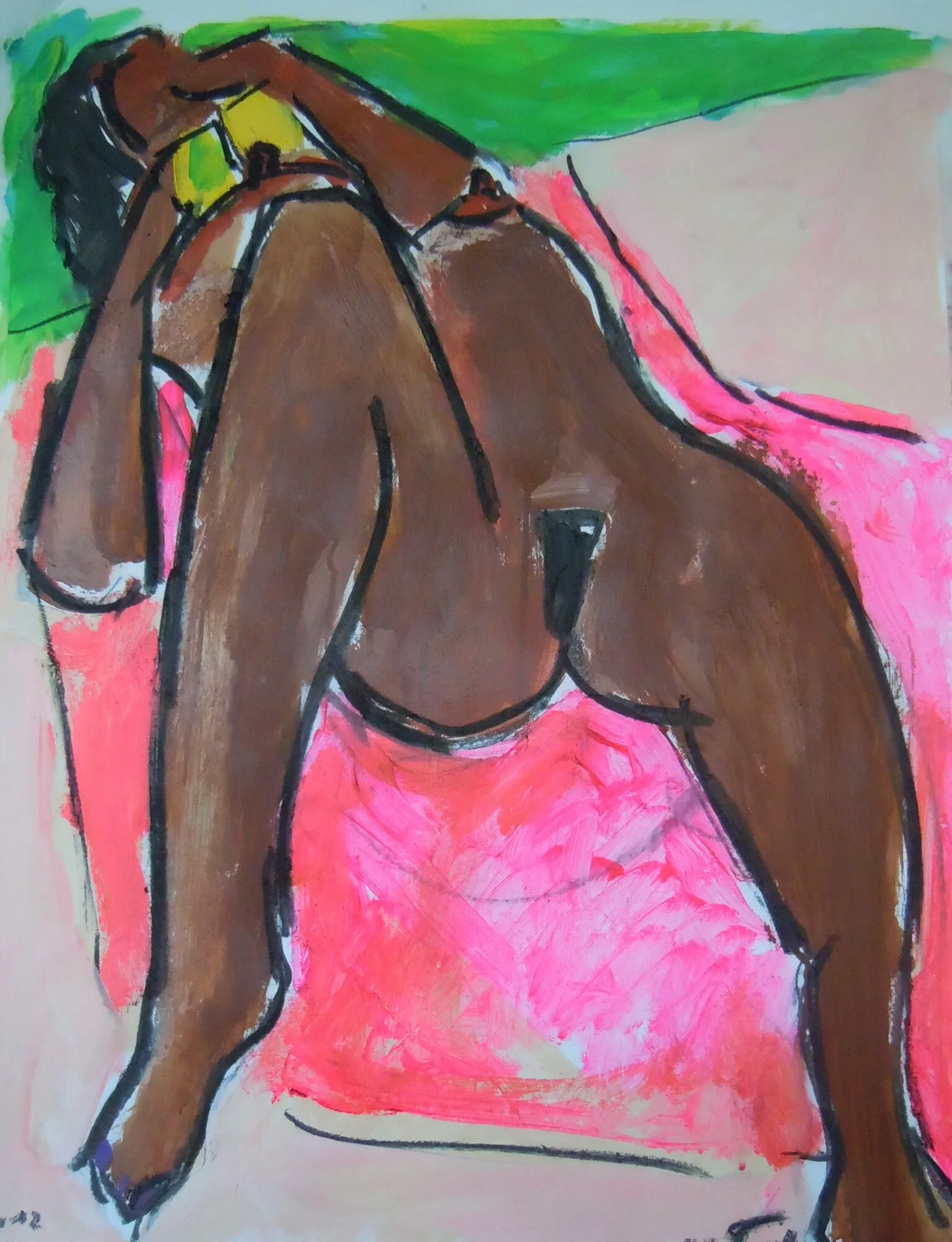 Femme nue brune assise les bras derriere la tete, drap rose vif et mur vert, peinture sur papier de Marc Sardina