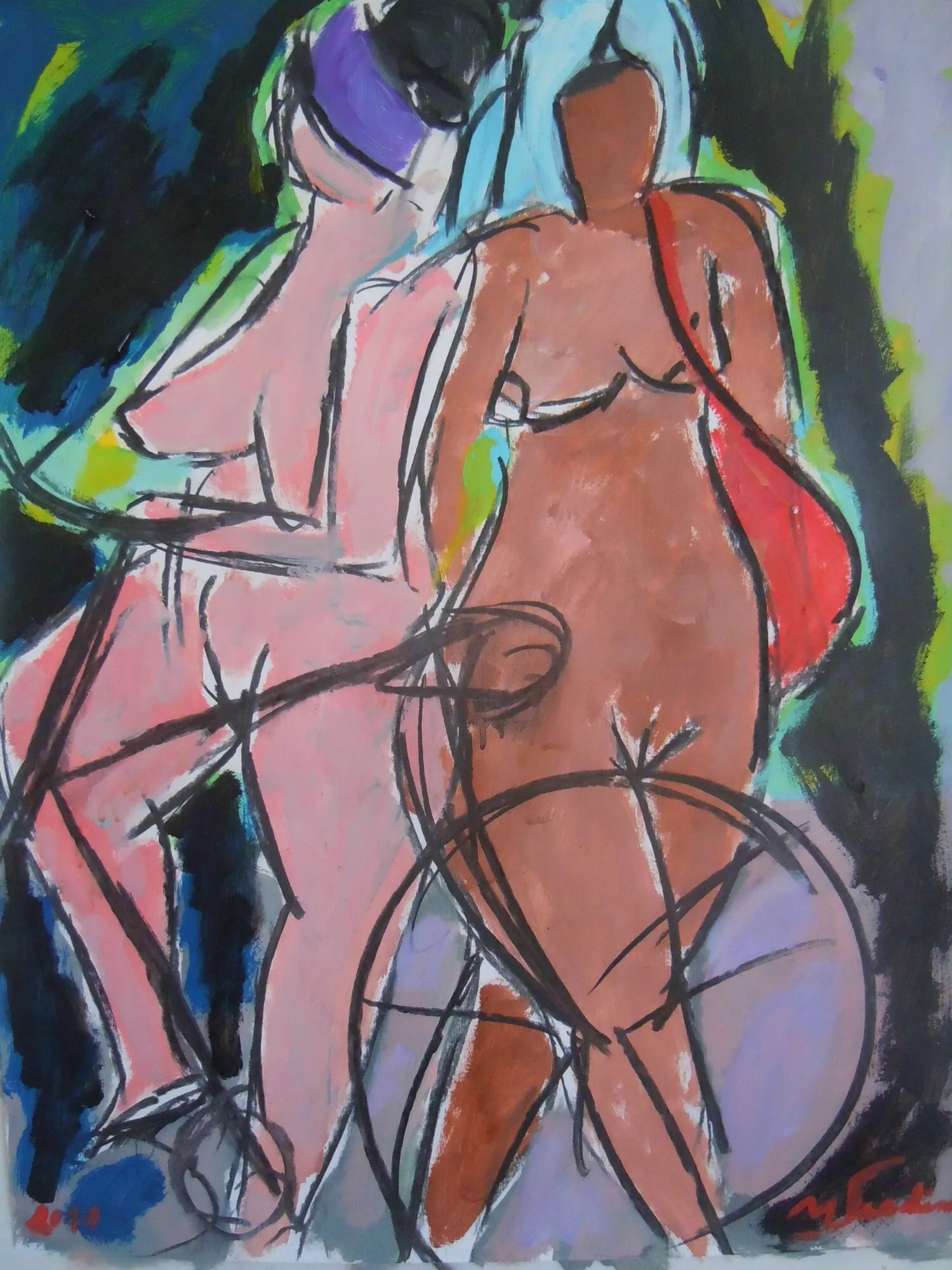 Deux femmes nues rose et brune avec des bicyclettes dessinees en noir, echarpe rouge, fond vert sombre, peinture de Marc Sardina