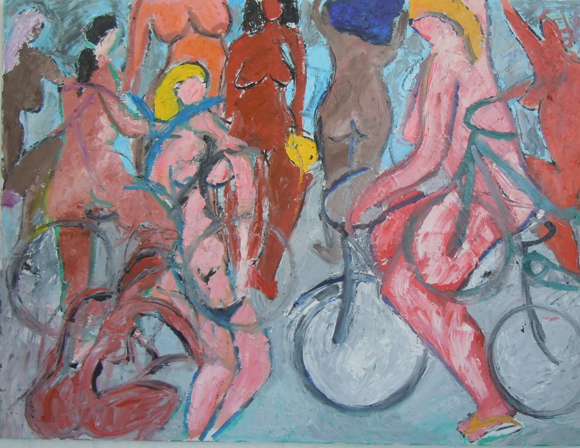 Foule de femmes nues roses, rouges et brunes a bicyclette sur fond gris bleu, peinture de Marc Sardina