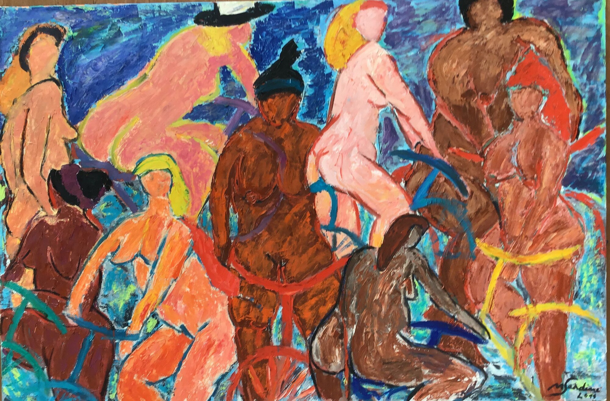 Groupe de femmes nues roses, orange et brunes a bicyclette sur fond bleu profond, peinture de Marc Sardina