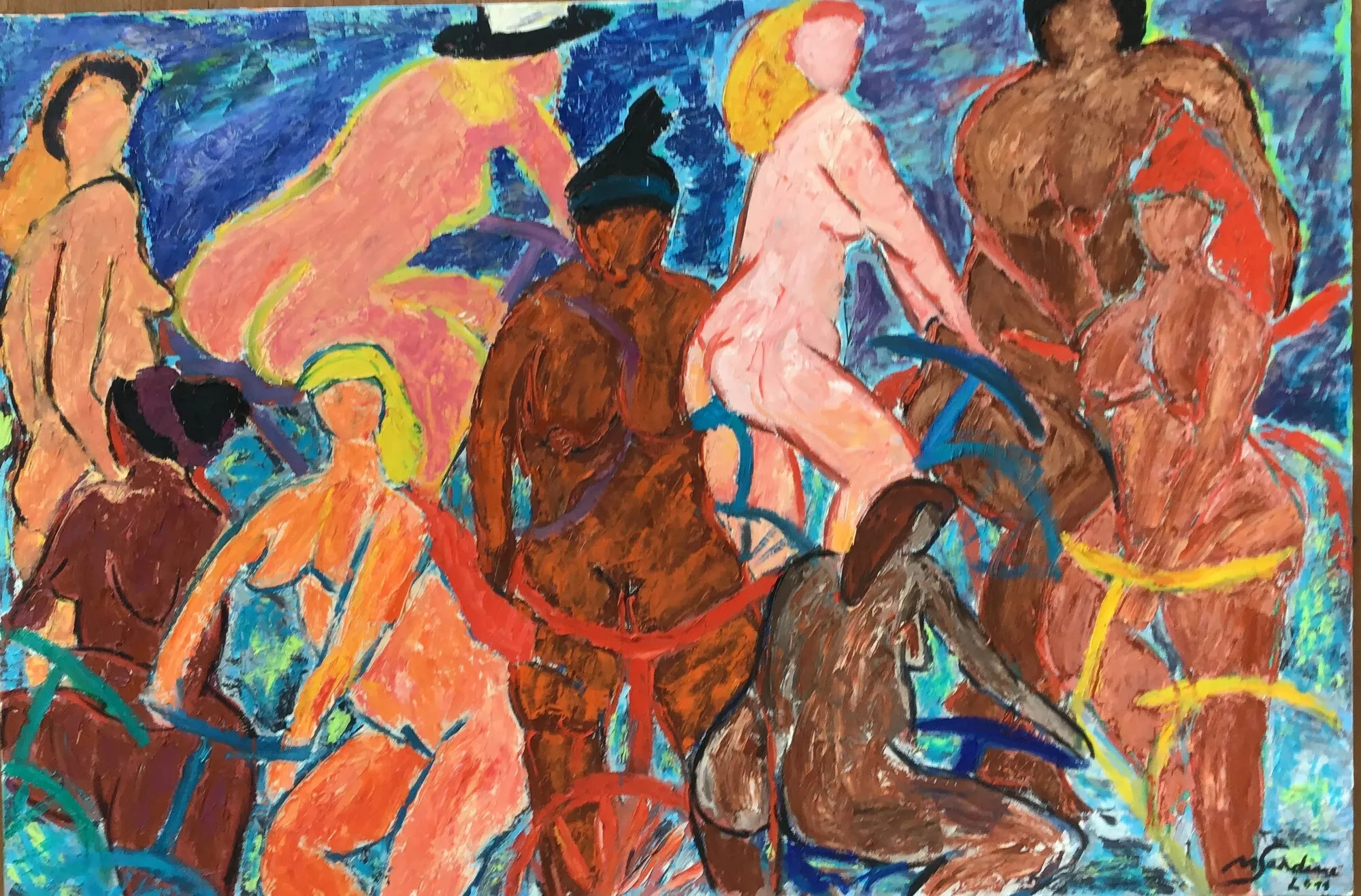 Groupe de femmes nues roses, orange et brunes a bicyclette sur fond bleu profond, peinture de Marc Sardina