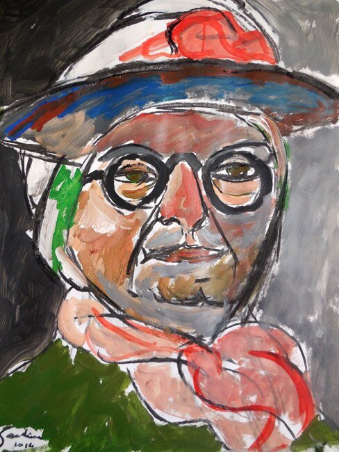 Portrait d'homme à lunettes rondes et chapeau fleuri bleu et rouge, fond gris, peinture de Marc Sardina